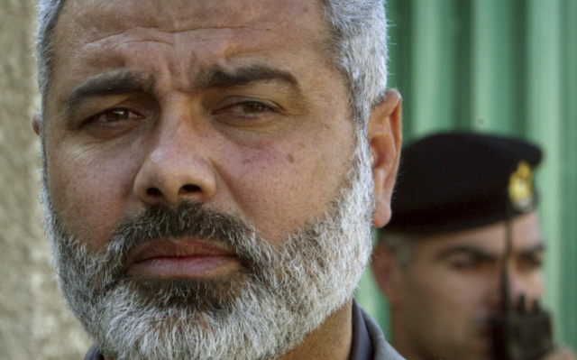 지난 2006년 팔레스타인 가자지구에서 하마스 지도자 이스마일 하니예(61)가 이집트 외교 공관에서 이집트 관리들과 만난 뒤 언론에 이야기 하고 있다. 사진=AP·연합뉴스