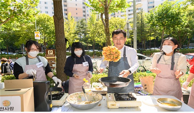 지난해 목4동 '전설의 부침개 달인' 수상팀과 기념촬영중인 이기재 서울 양천구청장. 사진 제공=서울 양천구