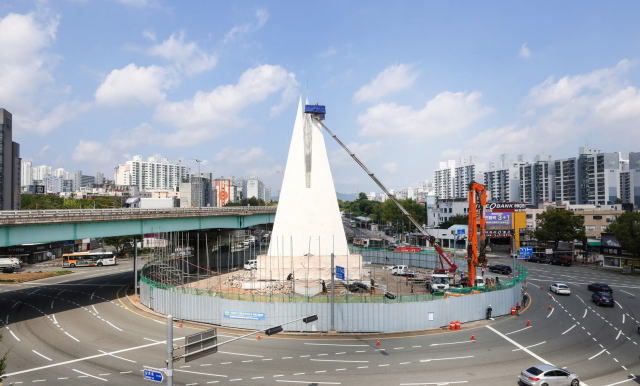 고속도로를 통해 울산에 진입하면 만나게 되는 신복로터리 공작물(제2공업탑)이 지난 8월 교통체계 개선사업으로 해체되고 있다. 사진제공=울산시