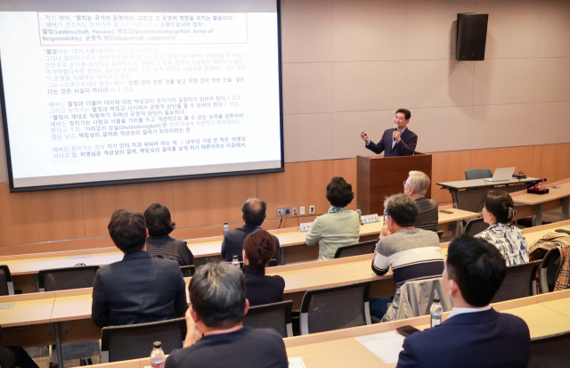 이상일 용인시장이 지난 12일 저녁 서울 영등포구 여의도 전경련회관 루비홀에서 ‘김창준 아카데미 26기 수강생 40명을 대상으로 ‘용인 르네상스, 혁신에 시동 걸다’를 주제로 특강을 하고 있다. 사진 제공 = 용인시