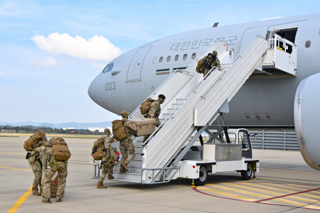 지난 13일 공군 공정통제사(CCT)가 긴급 해외공수 임무를 위해 KC-330 항공기에 탑승하고 있다. 사진 제공=국방부