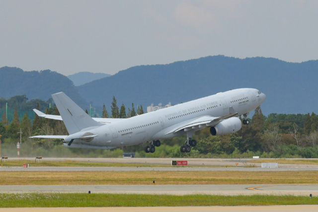 지난 13일 KC-330 군 수송기가 공군 제5공중기동비행단에서 이스라엘 교민 수송 긴급임무 작전을 위해 힘차게 이륙하고 있다. 사진 제공=국방부