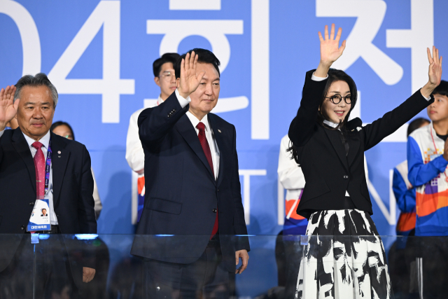 전국체전 선수단에게 인사하는 윤석열 대통령 내외 (목포=연합뉴스) 임헌정 기자 = 윤석열 대통령과 부인 김건희 여사가 13일 전남 목포종합경기장에서 열린 제104회 전국체육대회 개회식에서 선수단 입장을 바라보며 손을 흔들고 있다. 사진=대통령실 제공