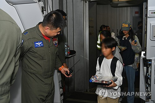 정부가 팔레스타인 무장 정파 하마스의 기습 공격을 받은 이스라엘에 군 수송기를 파견해 한국인 163명을 대피시켰다. 연합뉴스