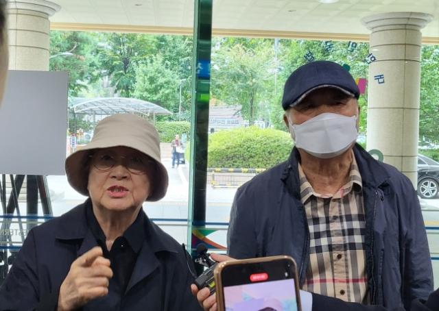 박수홍 어머니 지씨(왼쪽)와 아버지 박씨가 지난 13일 오후 서울서부지법에 증인으로 출석했다. 연합뉴스