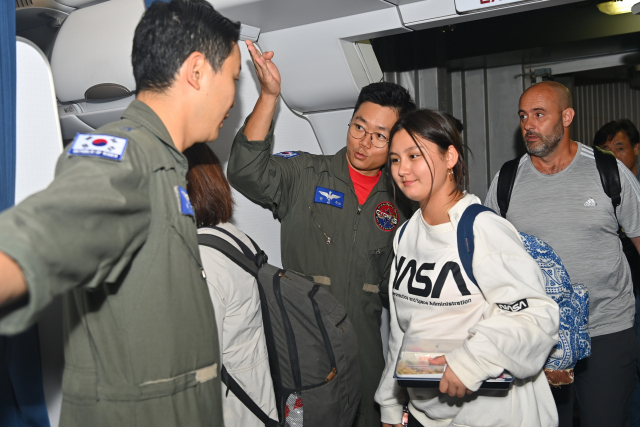 이스라엘서 우리 국민 163명 긴급 귀환…軍 수송기 서울공항 도착