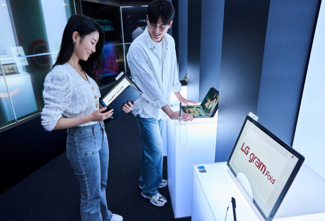 LG전자 모델이 서울 동대문구 경동시장 소재 이색경험공간 ‘금성전파사 새로고침센터’에서 한국 브랜드 최초 폴더블 노트북인 ‘LG 그램 폴드’를 체험하고 있다. 사진 제공=LG전자