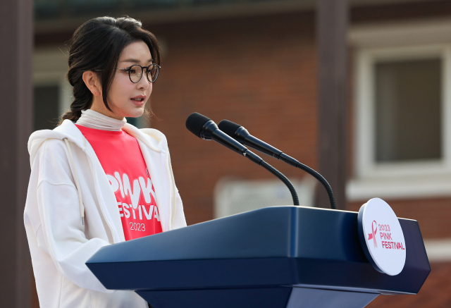 윤석열 대통령 부인 김건희 여사가 15일 서울 용산공원 장교숙소 5단지에서 한국유방건강재단, 대한암협회, 한국유방암학회 주최로 열린 '2023 핑크 페스티벌'에서 축사하고 있다. 사진제공=대통령실