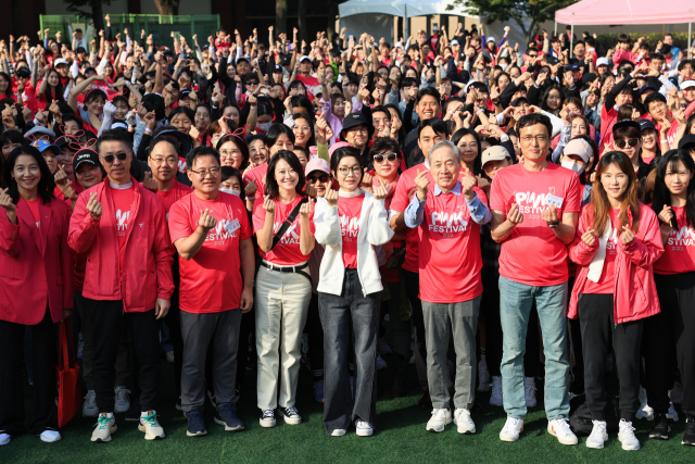 윤석열 대통령 부인 김건희 여사가 15일 서울 용산공원 장교숙소 5단지에서 한국유방건강재단, 대한암협회, 한국유방암학회 주최로 열린 '2023 핑크 페스티벌'에서 참석자들과 함께 기념 촬영을 하고 있다. 핑크 페스티벌은 여성의 유방 건강을 위한 핑크리본 캠페인 중 하나다./연합뉴스