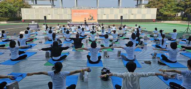 [포토뉴스] 롯데백화점 전주점, 'LOTTE Yoga Festa' 진행