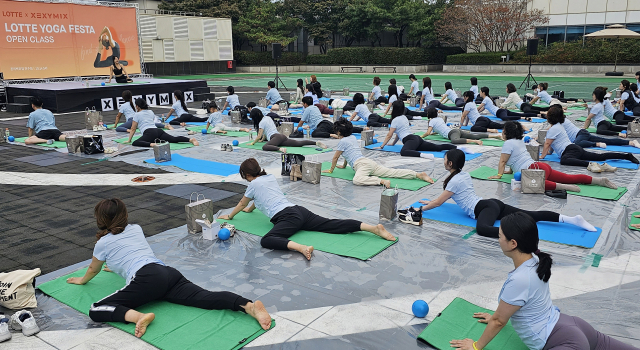 롯데백화점 전주점은 지난 14일 에비뉴엘 고객, 대학생, 전주시 동호회, 롯데백화점 직원 등 총 80여명이 참여하는 ’LOTTE Yoga 페스타’를 진행했다고 밝혔다. 롯데백화점 전주점.