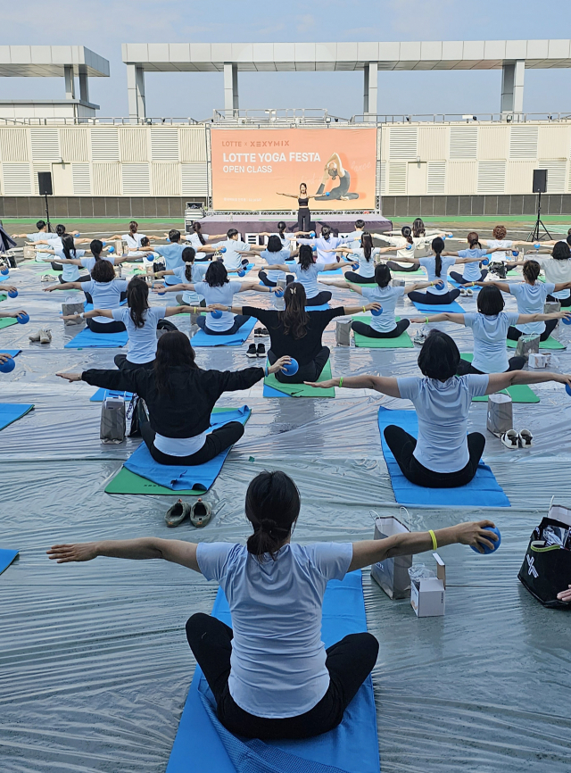 [포토뉴스] 롯데백화점 전주점, 'LOTTE Yoga Festa' 진행