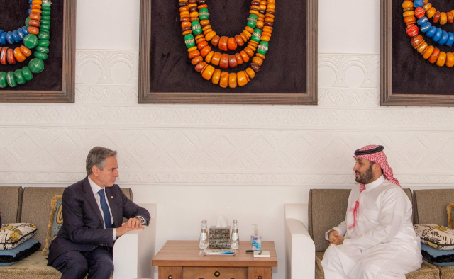 토니 블링컨(왼쪽) 미 국무장관과 무함마드 빈 살만 사우디아라비아 왕세자가 15일(현지시간) 사우디아라비아 리야드에서 회담을 하고 있다. 로이터연합뉴스