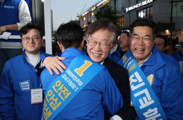 이재명(가운데) 더불어민주당 대표가 9일 서울 강서구 발산역 인근에서 강서구청장 보궐선거에 출마한 진교훈 후보 지원 유세 중 의원들과 인사하고 있다. 연합뉴스