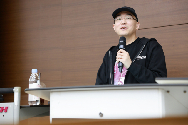 김용하 넥슨게임즈 MX스튜디오 총괄PD가 경북 포항시 포스텍에서 강연을 하고 있다.