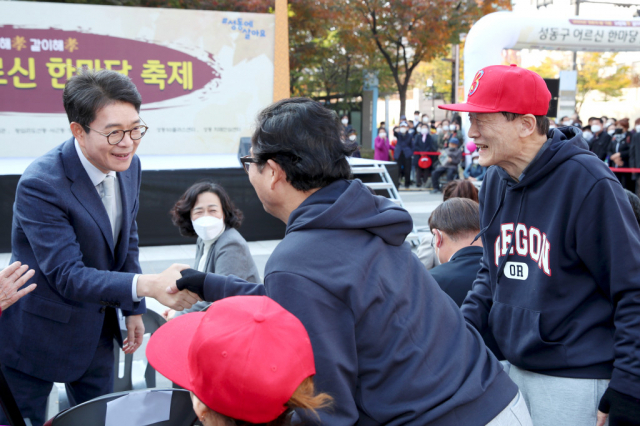 서울 성동구, '성동구 어르신 한마당 축제' 개최…'오늘이 가장 젊은 날'