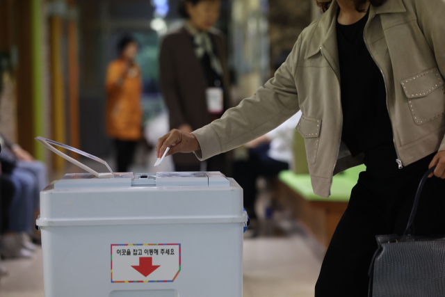 강서구청장 보궐선거날인 지난 11일 오전 서울 강서구 양천초등학교에 마련된 가양1동 제1투표소에서 유권자들이 투표를 하고 있다. 연합뉴스