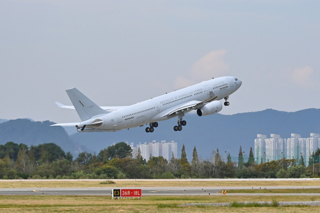 KC-330 군 수송기가 공군 제5공중기동비행단에서 이스라엘 교민 수송 긴급임무 작전을 위해 이륙하고 있다. 사진=국방부 제공