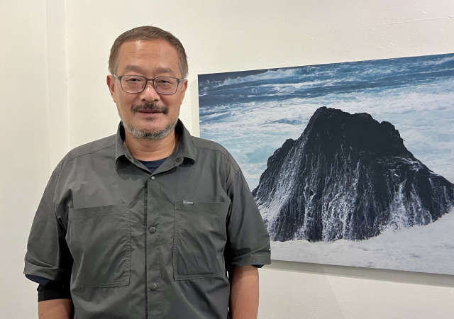 강제윤 섬연구소 소장은 ‘백섬백길’ 사이트 오픈을 맞아 100개의 섬, 100개의 길에서 만난 사진 작품 100점을 전시하는 사진전(9.19~10.8)을 열었다. 전시가 열렸던 서울 서촌 류가헌갤러리에서 만난 강제윤 소장.