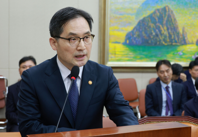 한기정 공정거래위원장이 16일 국회에서 열린 정무위원회 국정감사에서 현안 보고를 하고 있다. 연합뉴스