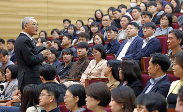 ‘돈키호테’ 인용한 유인촌 “잡을 수 없는 저 하늘의 별을 잡자”