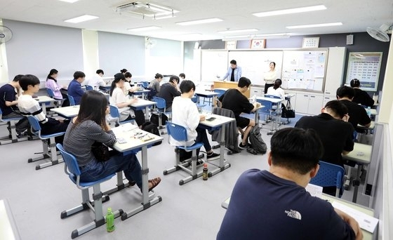 지난달 서울 시내의 한 시험장에서 수험생들이 국가공무원 7급 공개 경쟁 채용 제2차 시험을 치르고 있다. 사진 제공=인사혁신처