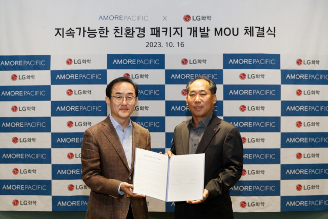 16일 진행한 친환경 패키지 개발 MOU 체결식에서 양선민(오른쪽) LG화학 전무와 강명구 아모레퍼시픽 전무가 기념사진을 촬영하고 있다. 사진제공=LG화학