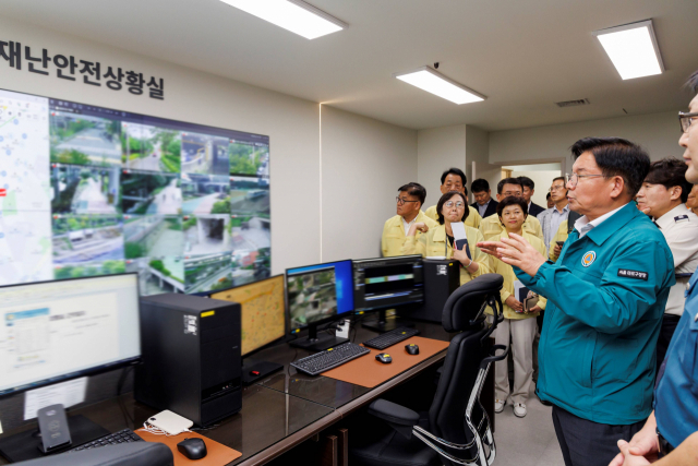 지난 9월 개소한 마포구 재난안전상황실에서 CCTV를 모니터링하고 있는 박강수 구청장(오른쪽). 사진=마포구청 제공