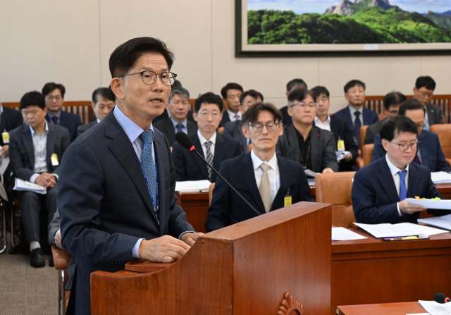 김문수 경제사회노동위원회 위원장이 17일 국회에서 열린 환경노동위원회 국정감사에서 의원 질의에 답하고 있다. 권욱 기자