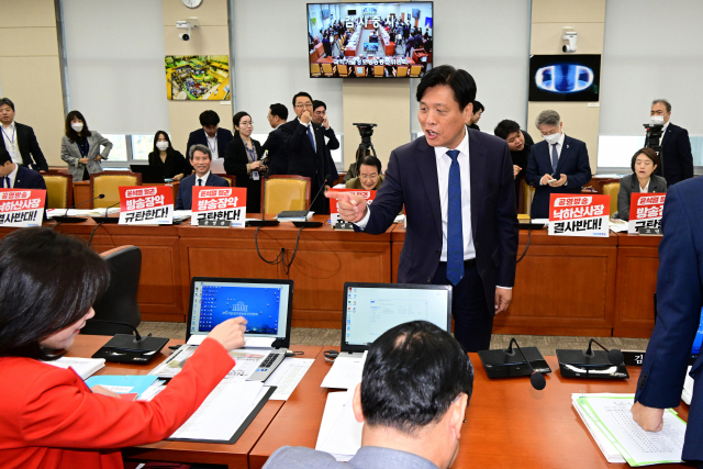 한국방송공사(KBS)를 상대로 한 17일 국회 과학기술정보방송통신위원회 국정감사에서 조승래 더불어민주당 의원과 허은아 국민의힘 의원이 민주당의 ‘낙하산 사장 결사 반대’ 팻말을 두고 설전을 벌이고 있다. 권욱 기자