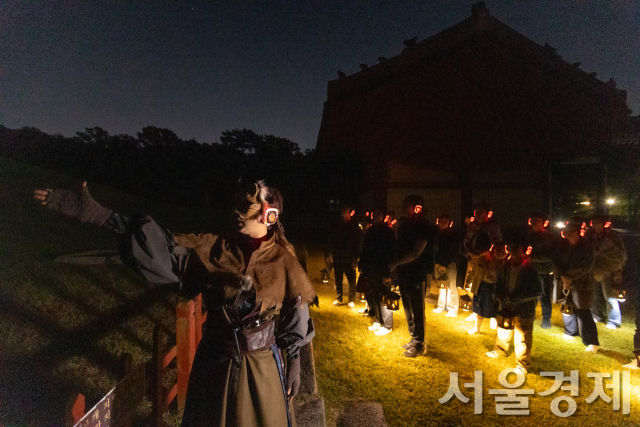 고양이 ‘묘묘’가 관람객들을 서오릉으로 안내하고 있다. 사진 제공=문화재재단