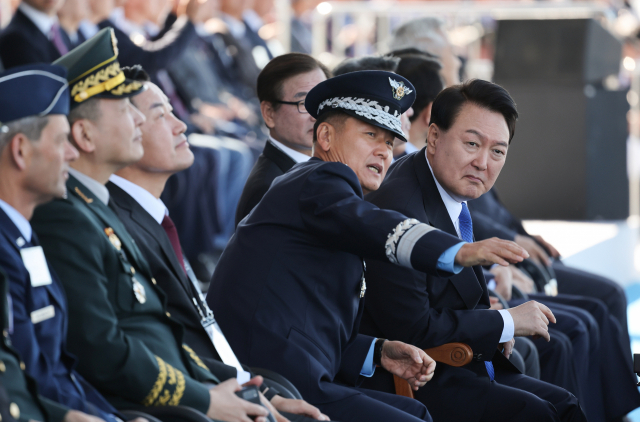 윤석열 대통령이 17일 경기도 성남 서울공항에서 열린 ‘서울 ADEX 2023’ 개막식에서 정상화 공군 참모총장과 대화하고 있다. 연합뉴스