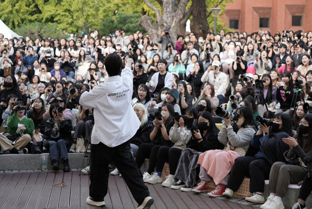 이달 15일 서울 종로구 대학로 마로니에공원에서 시민들이 뮤지컬의 넘버를 따라 부르고 있다. 사진 제공=웰컴대학로