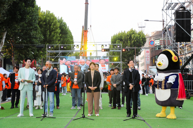 '공연 보고 뮤지컬 넘버 따라 부르고'… 대학로는 축제중