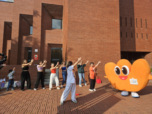 이달 15일 서울 종로구 대학로 마로니에공원에서 열린 ‘2023 웰컴대학로’에서 외국인 관광객들이 뉴진스의 ‘슈퍼샤이’ 노래에 맞춰 춤을 추고 있다. 사진=김지영 기자