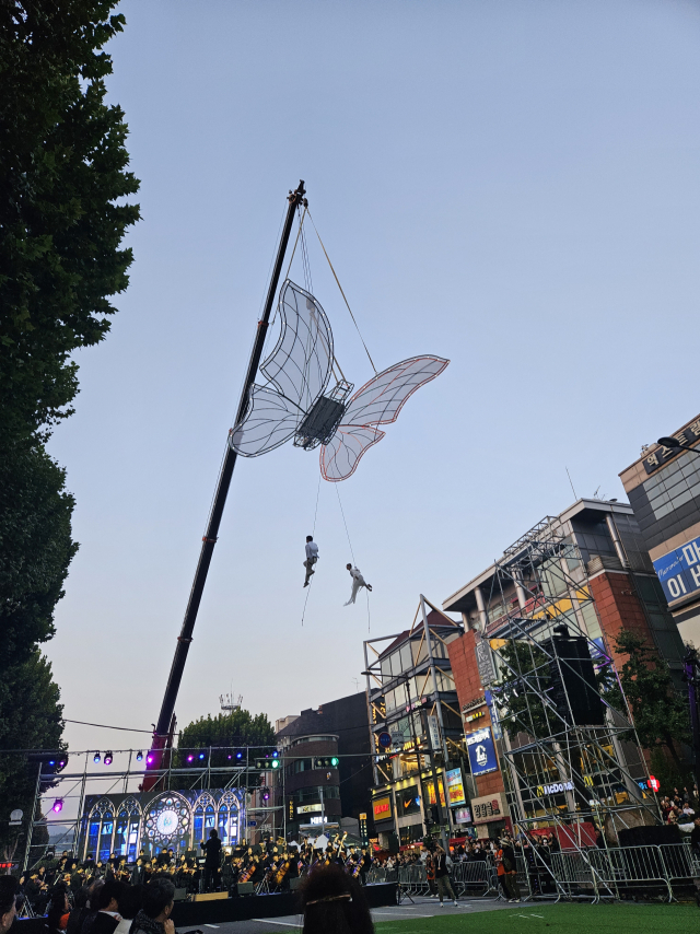 '공연 보고 뮤지컬 넘버 따라 부르고'… 대학로는 축제중