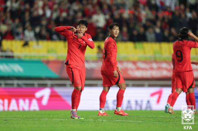 한국 축구대표팀 주장 손흥민이 17일 베트남과 친선경기에서 팀의 4번째 득점을 성공시킨 뒤 ‘찰칵’ 세리머니를 하고 있다. 사진 제공=대한축구협회