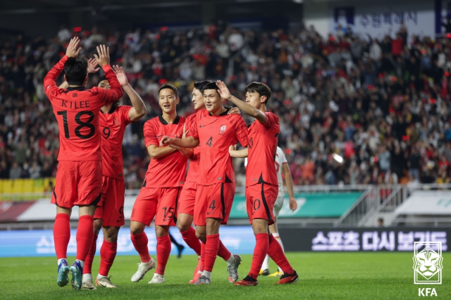 한국 축구대표팀 수비수 김민재(왼쪽 2번째)가 17일 베트남과 친선경기에서 선제 골을 터뜨린 뒤 동료들의 축하를 받고 있다. 사진 제공=대한축구협회