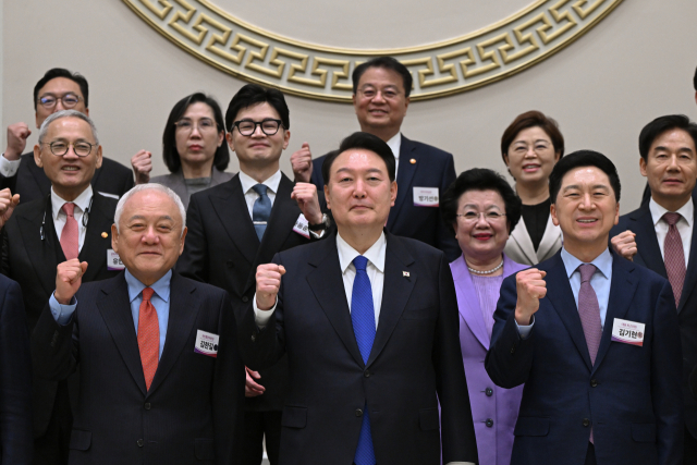 윤석열 대통령이 17일 오후 청와대 영빈관에서 열린 국민통합위원회 만찬에서 김한길 국민통합위원장, 국민의힘 김기현 대표 등 참석자들과 기념촬영을 하고 있다. 사진제공=대통령실