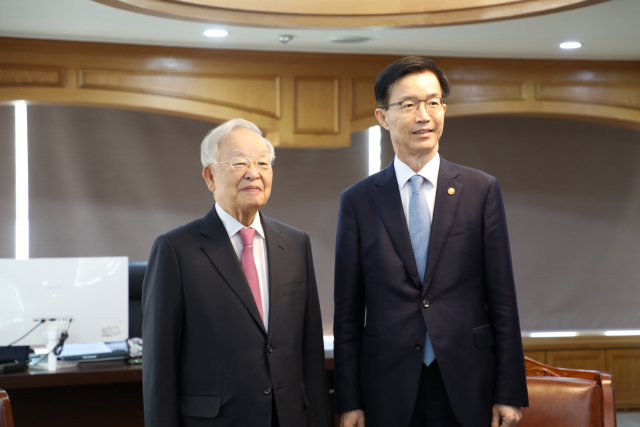 손경식(사진 왼쪽) 한국경영자총협회 회장이 18일 서울 마포구 경총회관에서 방문규 산업통상자원부 장관을 접견하고 최근 경제·노동 현안과 경제활력 제고 방안에 대해 의견을 나누었다. 사진 제공=한국경영자총협회