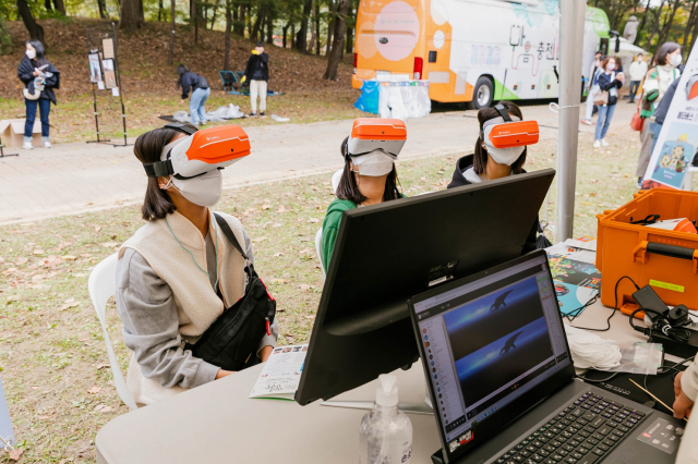 지난해 서초구에서 개최한 ‘서리풀난장판’ 축제의 현장 모습. 구민들이 VR 세계여행 체험 부스에서 VR 체험을 즐기고 있다. 사진 제공=서초구청