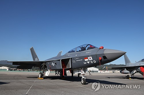 지난 17일 경기도 성남 서울공항에서 열린 '서울 아덱스(ADEX) 2023' 행사장에 국산 전투기 KF-21이 전시돼 있다.연합뉴스