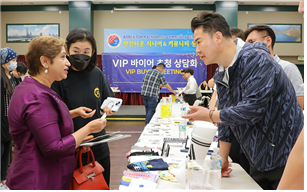 오언석 도봉구청장(사진 오른쪽)이 LA 한인축제의 VIP 바이어 초청 상담회에서 도봉구 제품을 홍보하고 있다. 사진 제공=서울 도봉구