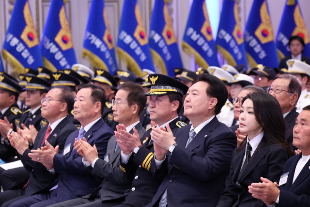 윤석열 대통령과 김건희 여사가 18일 청와대 영빈관에서 열린 제78주년 경찰의날 기념식에서 박수치고 있다. 연합뉴스