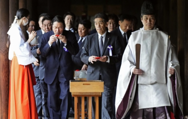 지난 8월 15일 일본 자민당의 아이자와 이치로 의원(오른쪽) 등 '다함께 야스쿠니 신사에 참배하는 국회의원 모임' 소속 국회의원들이 야스쿠니신사 집단참배에 나서고 있다. 사진=교도·연합뉴스