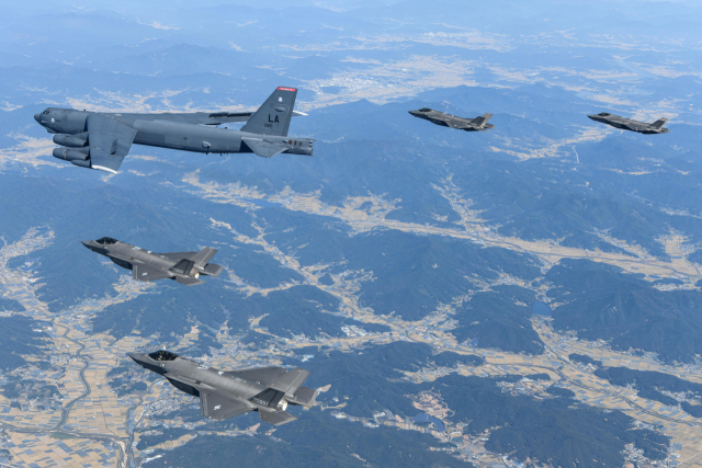 17일 미국 공군의 B-52H 전략폭격기와 한국 공군의 F-35A 전투기들이 한반도 상공에서 한미연합공중훈련을 실시하고 있다. 사진 제공=공군