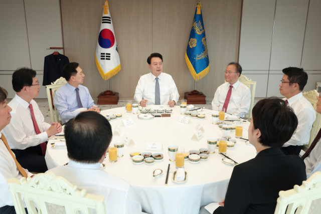 윤석열 대통령이 18일 서울 용산 대통령실 청사에서 국민의힘 김기현 대표, 윤재옥 원내대표, 유의동 정책위의장, 이만희 사무총장 등 당 지도부와 오찬 회동을 하고 있다./연합뉴스