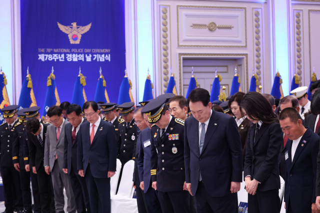 윤석열 대통령과 김건희 여사가 18일 청와대 영빈관에서 열린 제78주년 경찰의날 기념식에서 묵념하고 있다./연합뉴스