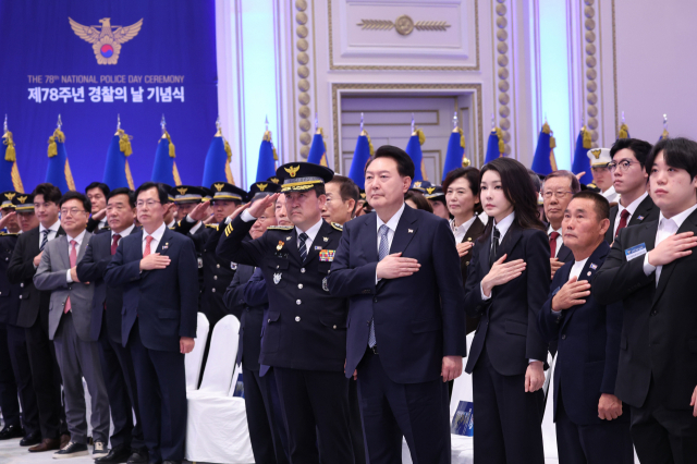 윤석열 대통령과 부인 김건희 여사가 18일 청와대 영빈관에서 열린 제78주년 경찰의날 기념식에서 국기에 경례하고 있다. 연합뉴스