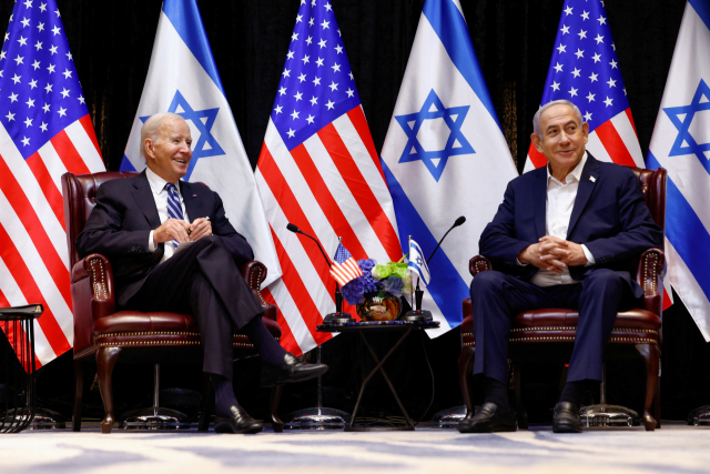 조 바이든(왼쪽) 미국 대통령이 18일(현지시간) 이스라엘 텔아비브에서 베냐민 네타냐후 이스라엘 총리와 회담을 하고 있다. 로이터 연합뉴스